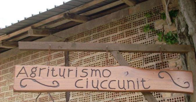 Ciuccunit, insegna